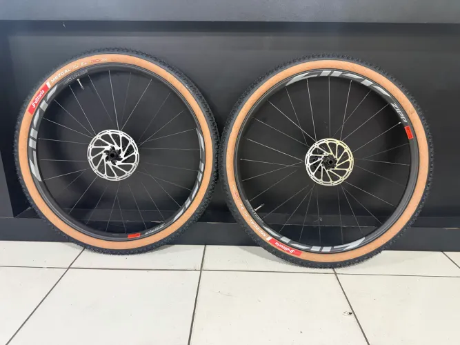 Par de Rodas Zipp 1 Zero High Top S boost carbono novas 