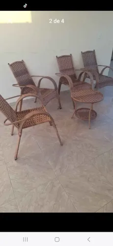 Mesa com 4 cadeira+ uma mesinha de centro. Ideal para varanda