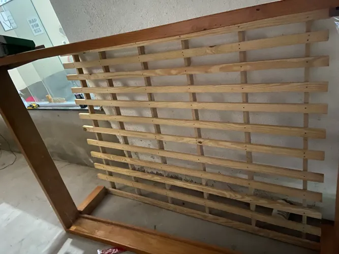 Cama de madeira
