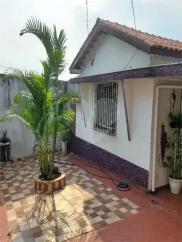 Casa térrea com 300m², 120m² de área construída, 2 quartos, vaga para 3 carros, à venda em