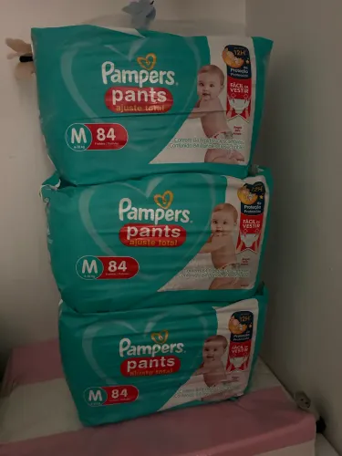 Vendo Fralda pampers lacrda e dentro da valida tamanho M 84 tiras cada pacote