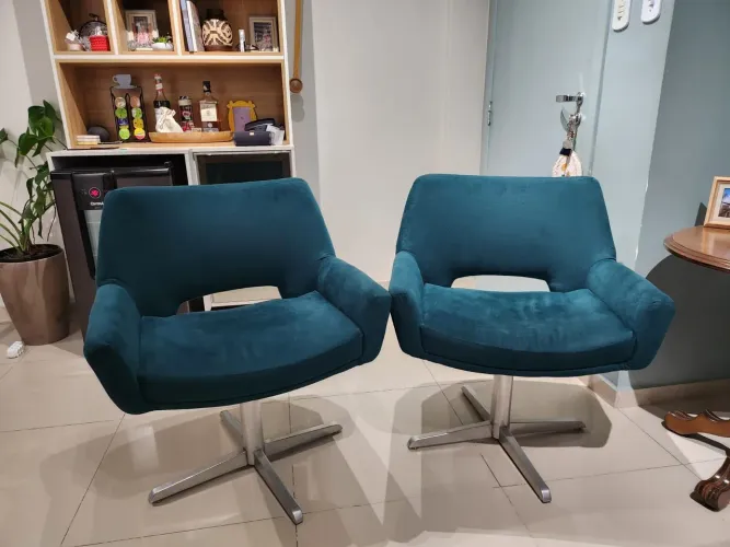 Vendo 2 lindas poltronas giratórias. R$ 400 cada