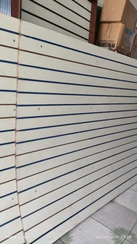Vende-se dois painéis de pendurar produto