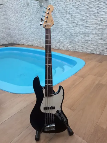 Baixo Fender Squier - 5 cordas
