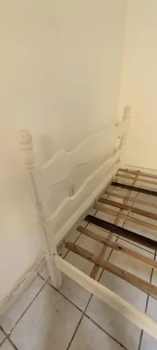 Uma cama de casal de madeira angelim pedra
