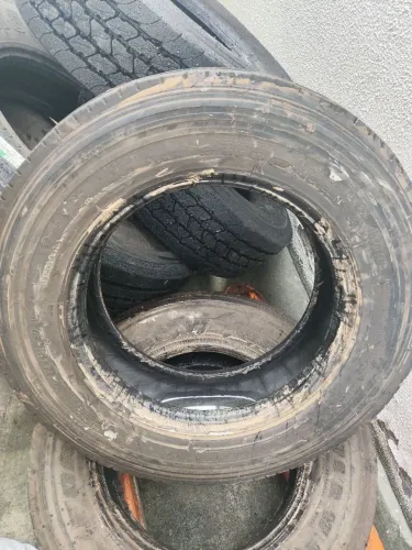 Pneu Michelin 215/75/17,5 usado com defeito