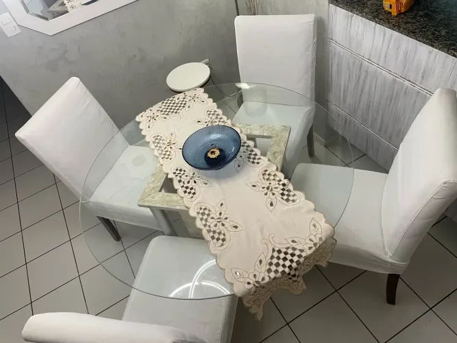 Mesa de jantar com 4 cadeiras e capas protetoras