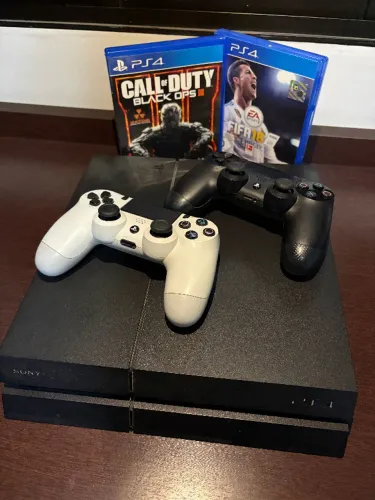 Playstation 4 (PS4) FAT 500GB (modelo CUH1215A) + 2 controles originais