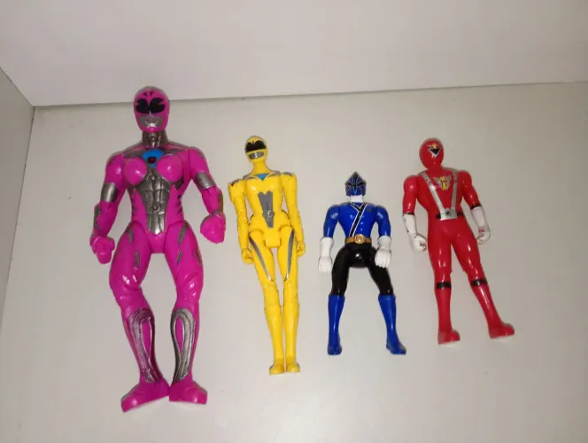 4 bonecos Power Rangers