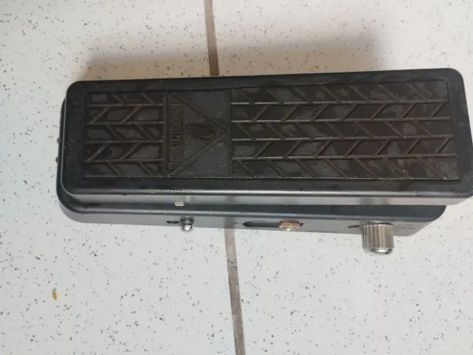 Pedal de efeito Wah-Wah Behringer Hellen Babe HB01