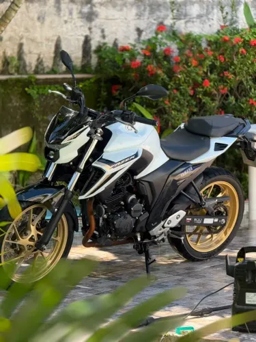 FZ25 2025 Branca