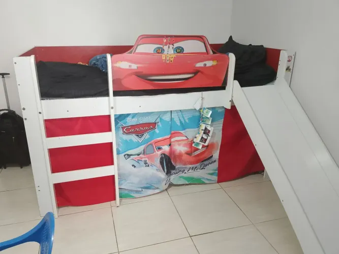 Cama infantil com escorregador escada e cabana McQueen 