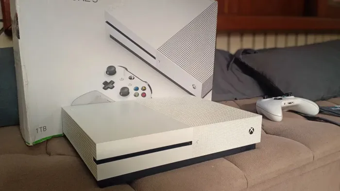 Xbox One S - Conservado e Funcionando Perfeitamente 