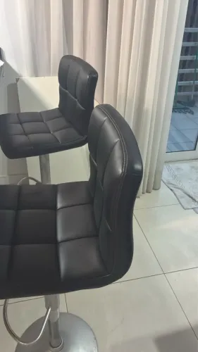 2 cadeiras giratórias de espuma com acabamento em couro o preto 