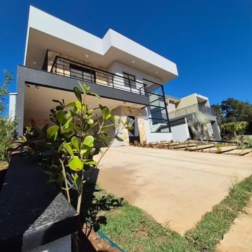 Imóvel de Alto Padrão no Ninho Verde II | 4 Suítes e Piscina
