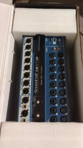 Mesa de Som UI24R