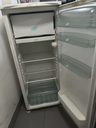 Geladeira usada.