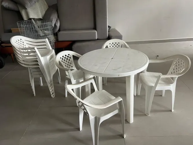 Cadeira plástica branca