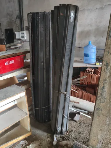 2 portas de aço completas com mola, 1,80m largura por 3m de altura.