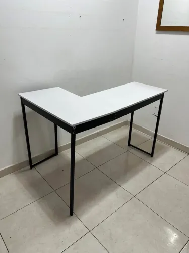 Mesa em L pé industrial