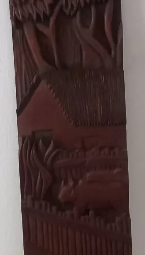 Escultura de madeira talhada