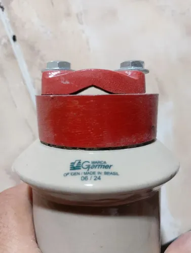 isolador suporte de porcelana para média tensão (15kV), marca Germer.