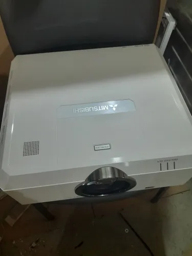 Projetor Mitsubishi XL7100U, 6000 Lúmens, XGA<br>Ref. XL7100U