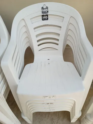 ** 17 **CADEIRAS DE PVC 140KG BRANCA POUQUÍSSIMO USO.