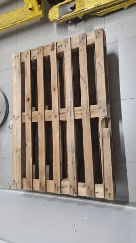 Vende-se paletes de madeira. 5 reais cada