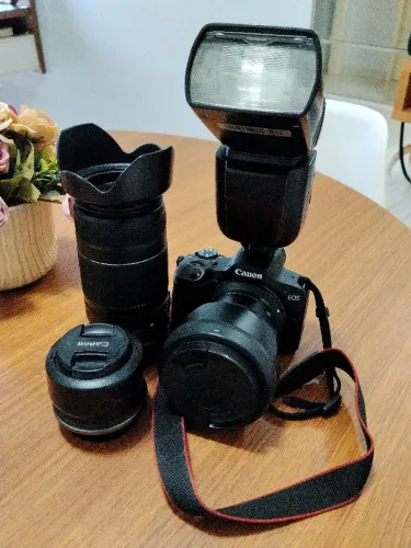 Canon R100 completa com 3 lentes + Flash Godox V850 II