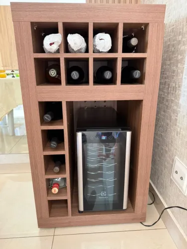 Adega Bar em Madeira com Nichos para Vinhos