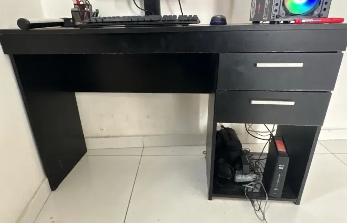 mesa para escritório com 2 gavetas e nicho