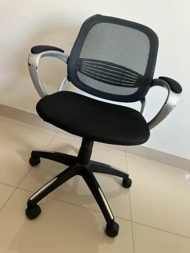 Cadeira de Escritório Ergonômica Giratória em Tela Mesh - Preta