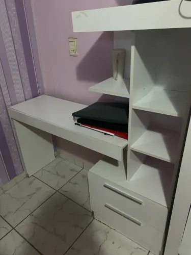 Escrivaninha/estante