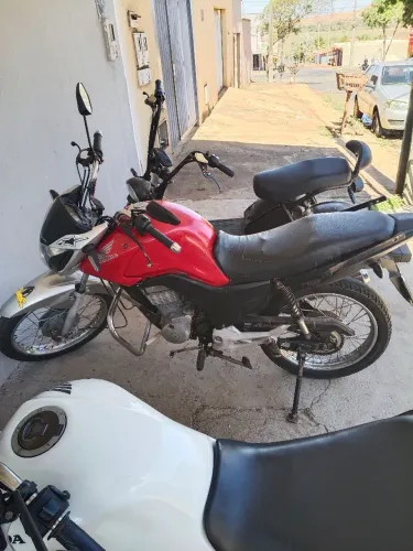 Vendo CG 125 2014 Vermelha e uma CG Cargo 125 2016 ou troco as duas em uma mais nova.