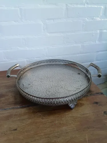 bandeja grande antiga em metal anos 70 antigo Antiquario cor prata alça alta trabalhada