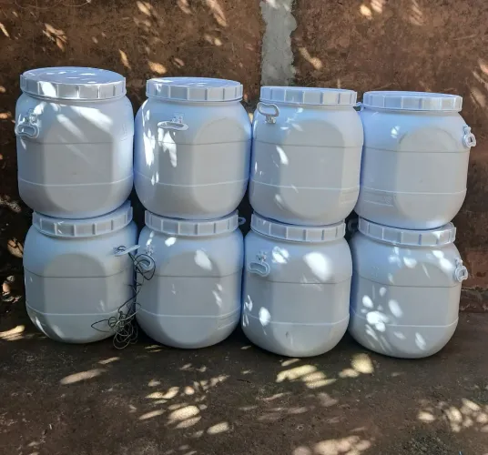 Bombona Plástica Branca 50L com Tampa - Ideal para Água, Ração ou Armazenamento