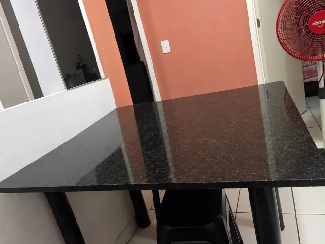 Vende-se mesa de granito preto 