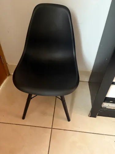 Vende-se escrivaninha + cadeira madesa em bom estado