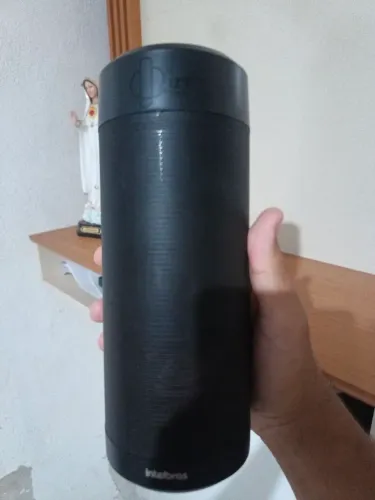 Smart speaker Intelbras Izy Speak na cor preta.