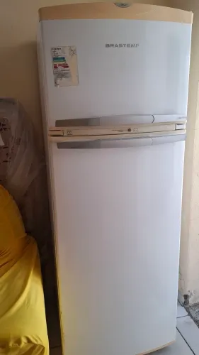 GELADEIRA CONSERVADA E MUITO ESPAÇOSA