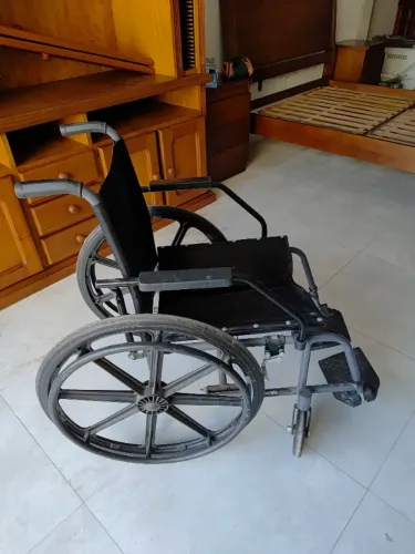 Cadeira De Rodas Com Pneu Antifuro 40cm