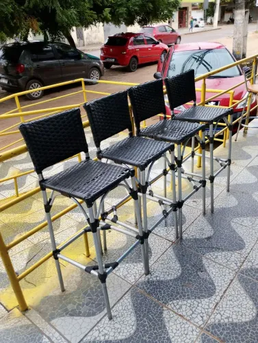 Banquetas de junco e alumínio por menos da metade do preço.