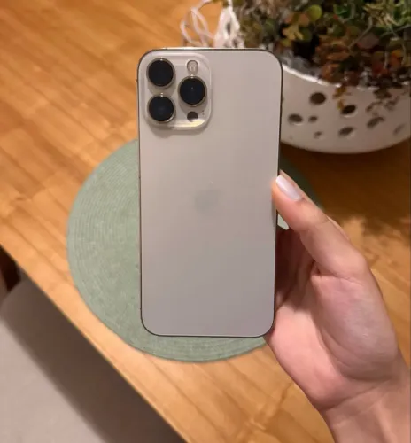 iPhone 13 Pro Max dourado