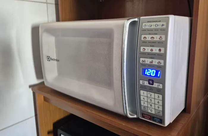 Micro-ondas Electrolux de bancada Branco com Função Tira Odor e Manter Aquecido 34L MEO44<br>