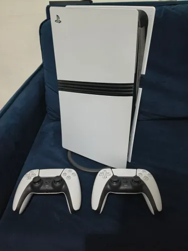 PLAYSTATION 5 PRO + 02 CONTROLES