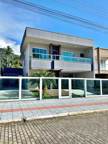 Casa na Praia de Fora com 5 quartos, sendo 2 suítes, uma suíte máster com hidromassagem e