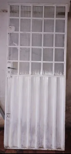 Porta de ferro c/ duela e detalhe em vidro