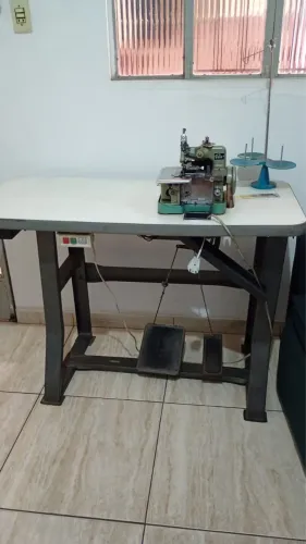 Overloque 3 fios com bancada nova 