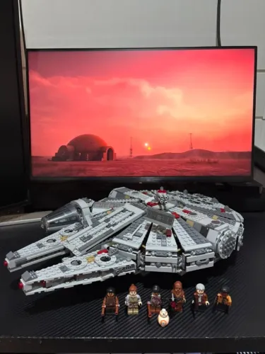 Lego Star Wars Millennium Falcon - 1381 Peças + 7 Minifiguras
